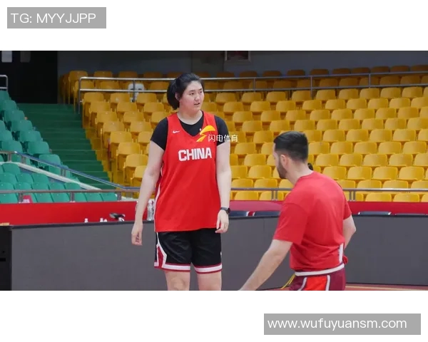 中国女篮备战波黑宫鲁鸣特别指导张子宇提升技能